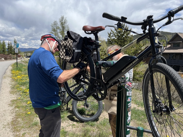 2023-06-10-Colorado-14-Travis-Justin-fixing-bike.JPG