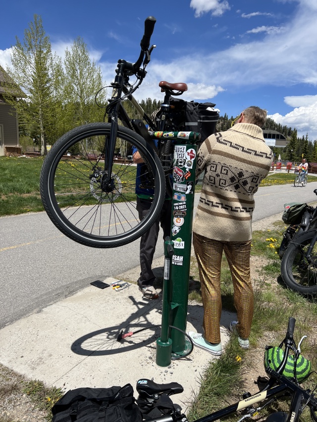 2023-06-10-Colorado-15-Travis-Justin-fixing-bike.JPG