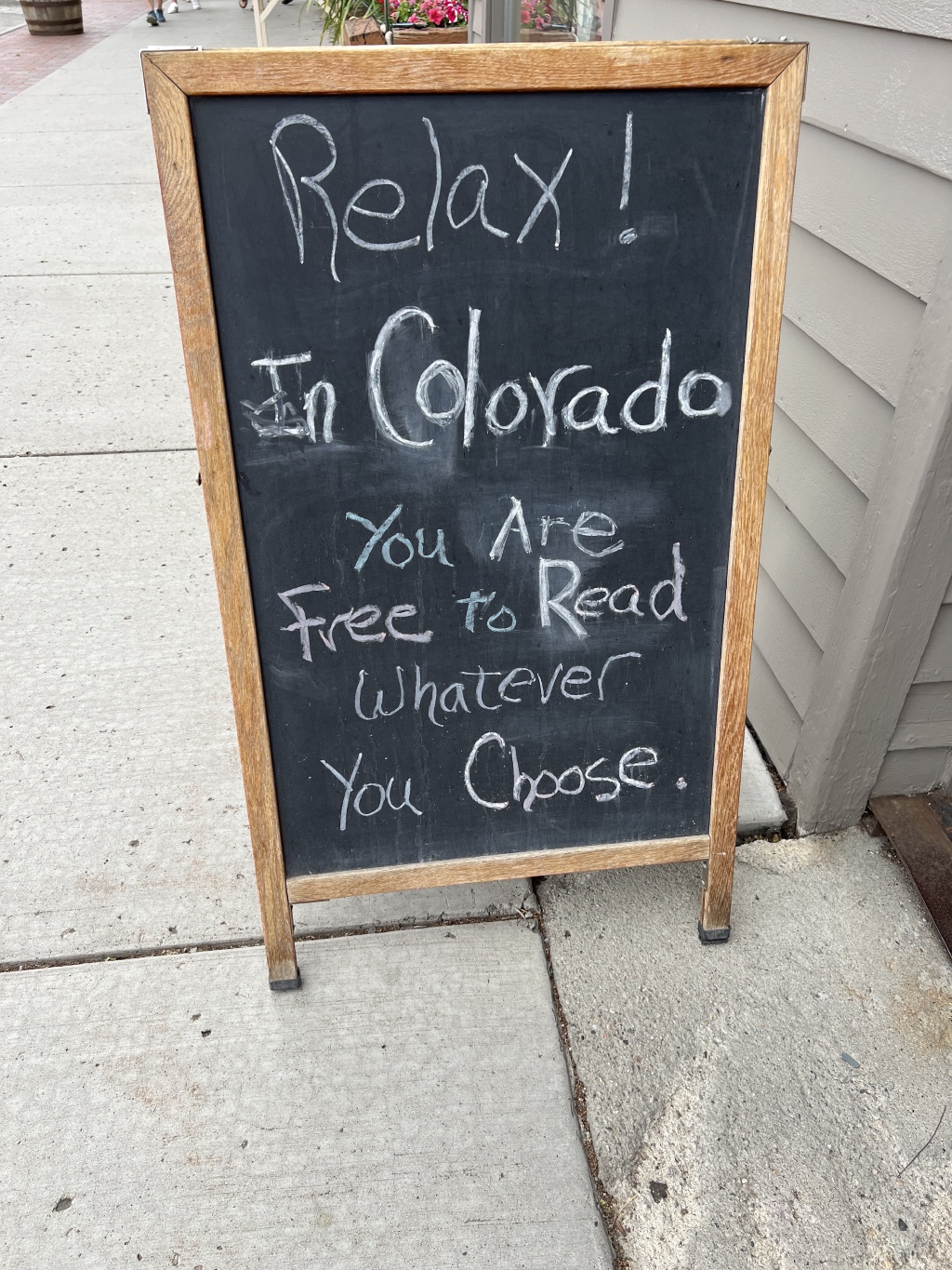 2023/07(July)/Colorado/1024x768_2023-07-29-Colorado-55-Relax-Colorado-Read-a-book.JPG