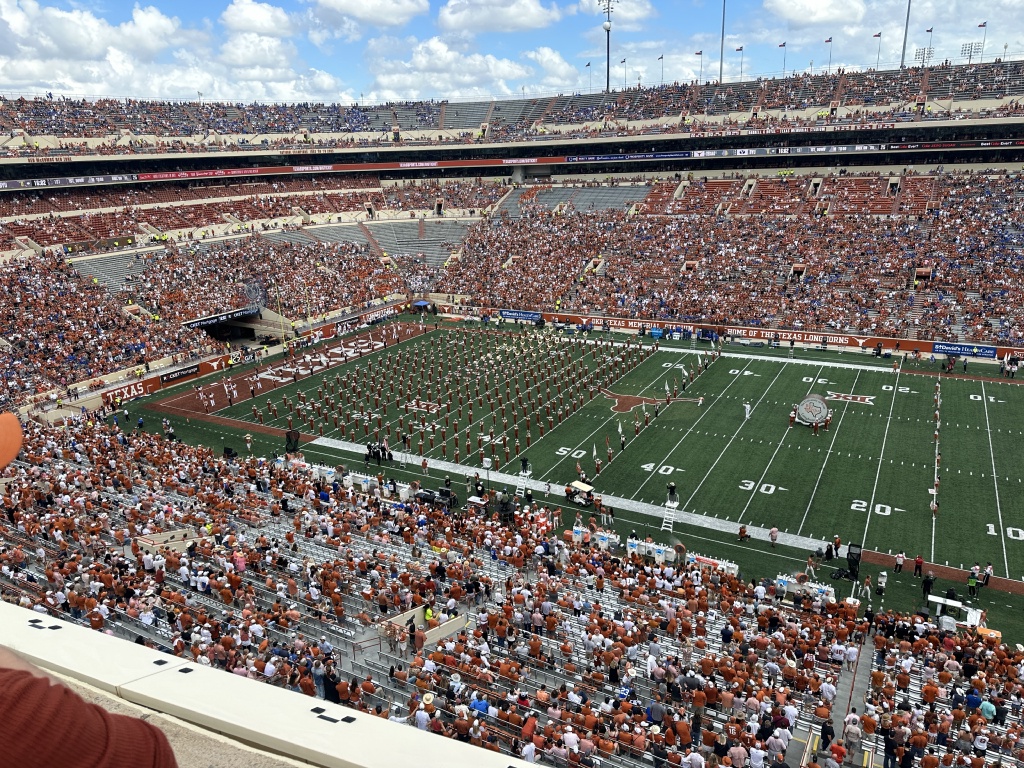 2023/09(September)/UT-Football/1024x768_2023-10-28-UT-Football-18-band.JPG