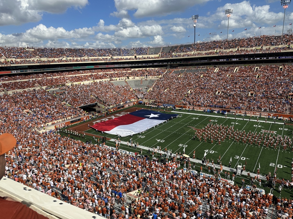2023/09(September)/UT-Football/1024x768_2023-10-28-UT-Football-23-APO-Flag.JPG