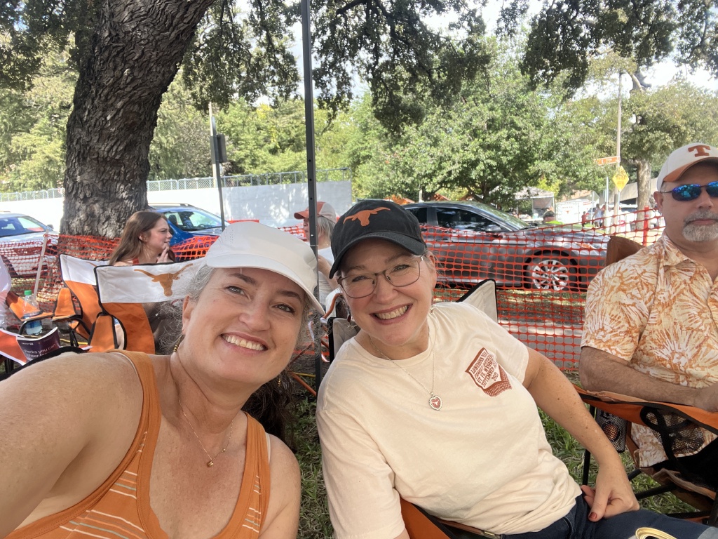 2023/09(September)/UT-Football/1024x768_2023-10-28-UT-Football-31-Suzi-Karen-Mike.JPG