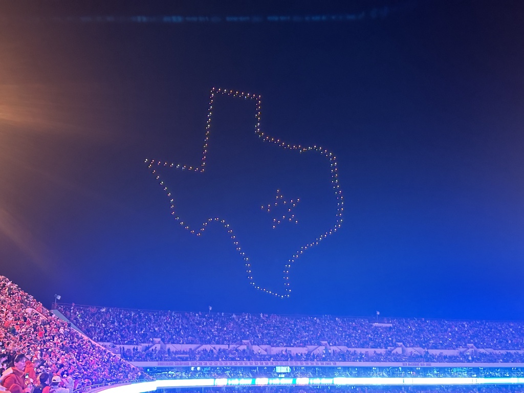 2023/09(September)/UT-Football/1024x768_2023-11-24-UT-Football-72-drone-show.JPG
