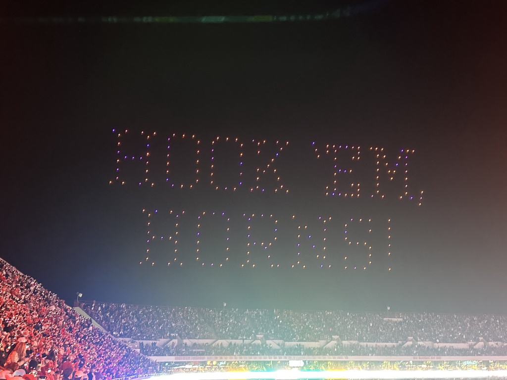 2023/09(September)/UT-Football/1024x768_2023-11-24-UT-Football-73-drone-show.JPG