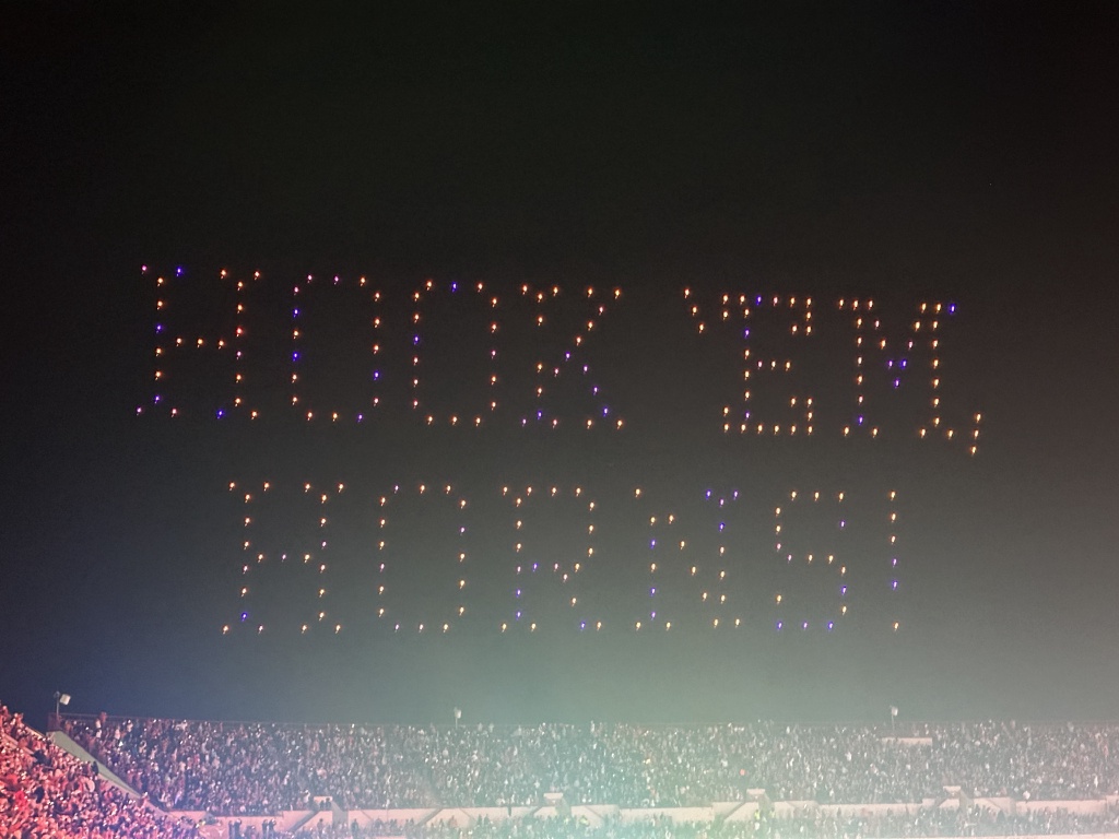 2023/09(September)/UT-Football/1024x768_2023-11-24-UT-Football-74-drone-show.JPG