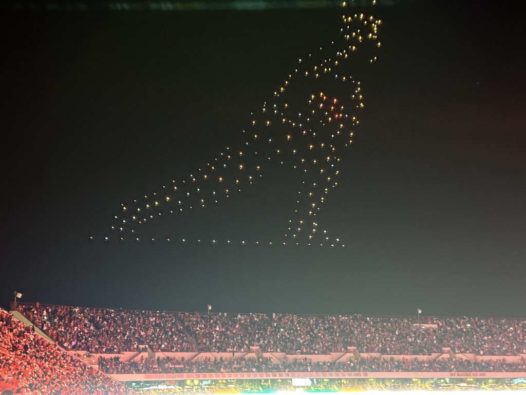 2023/09(September)/UT-Football/1024x768_2023-11-24-UT-Football-76-drone-show.JPG