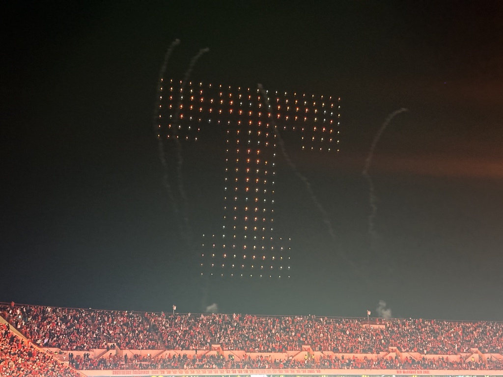 2023/09(September)/UT-Football/1024x768_2023-11-24-UT-Football-79-drone-show.JPG