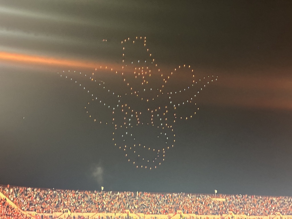 2023/09(September)/UT-Football/1024x768_2023-11-24-UT-Football-80-drone-show.JPG