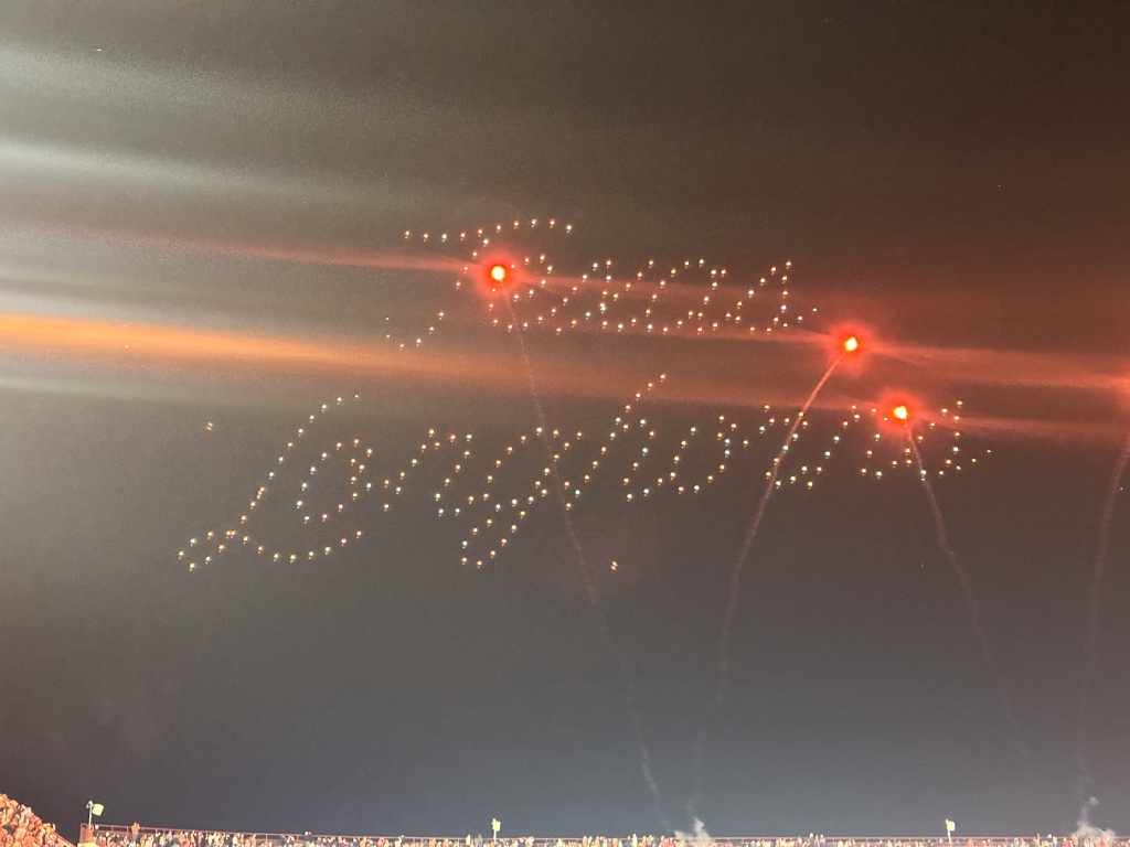 2023/09(September)/UT-Football/1024x768_2023-11-24-UT-Football-82-drone-show.JPG