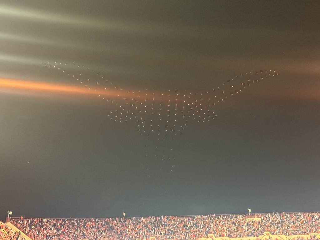 2023/09(September)/UT-Football/1024x768_2023-11-24-UT-Football-85-drone-show.JPG
