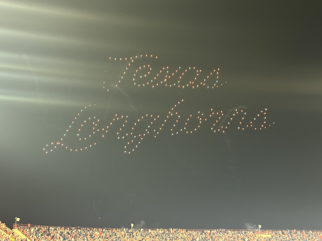 2023/09(September)/UT-Football/1024x768_2023-11-24-UT-Football-87-drone-show.JPG