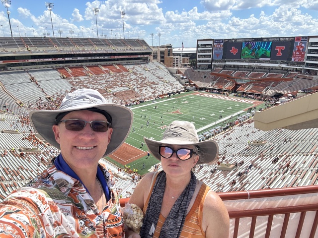 2023/09(September)/UT-Football/640x480_2023-09-30-UT-Football-05-Travis-Suzi.JPG