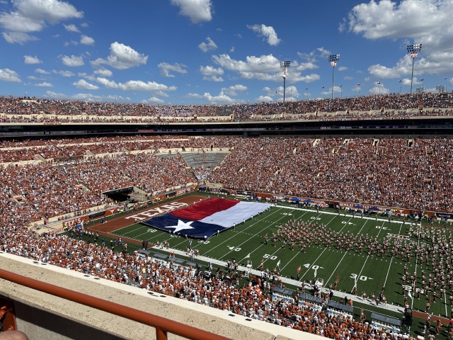 2023/09(September)/UT-Football/640x480_2023-09-30-UT-Football-07.JPG