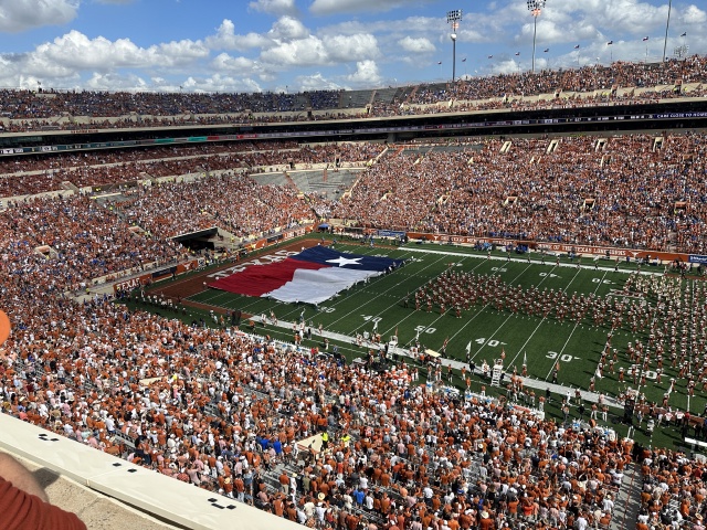 2023/09(September)/UT-Football/640x480_2023-10-28-UT-Football-22-APO-Flag.JPG