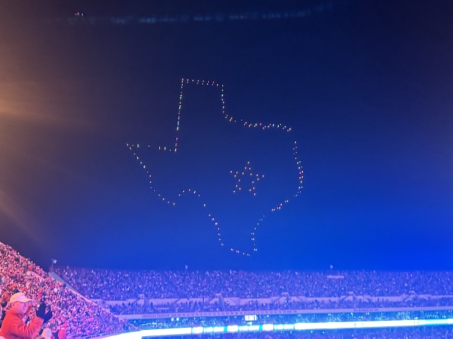 2023-11-24-UT-Football-70-drone-show.JPG