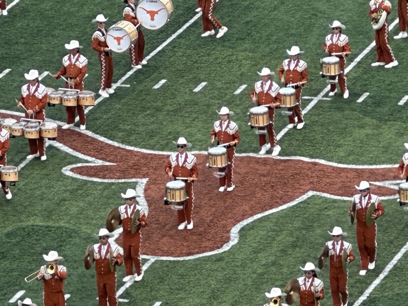 2023/09(September)/UT-Football/800x600_2023-10-28-UT-Football-21-band.JPG