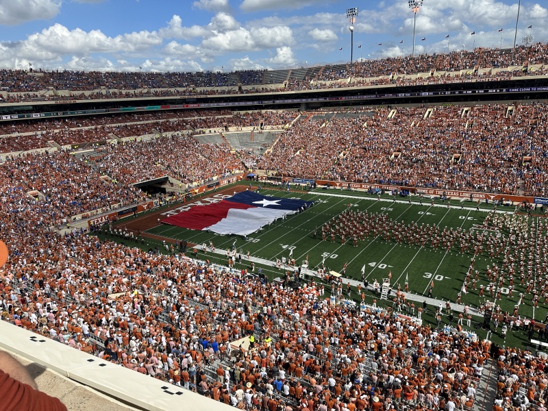 2023/09(September)/UT-Football/800x600_2023-10-28-UT-Football-22-APO-Flag.JPG