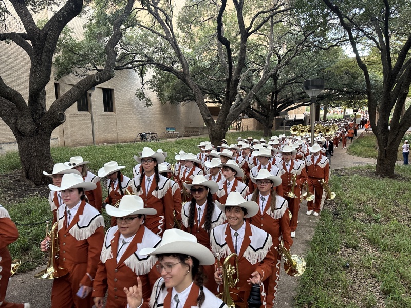 2023/09(September)/UT-Football/800x600_2023-10-28-UT-Football-25-band.JPG