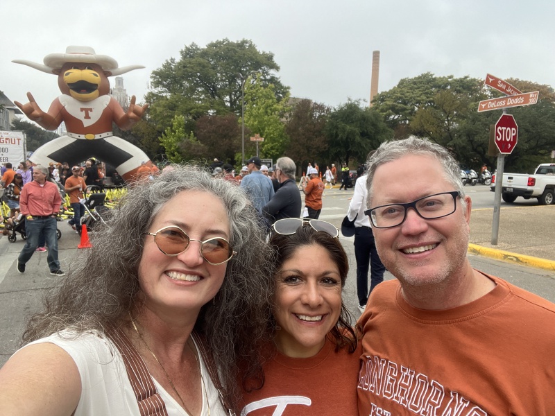 2023/09(September)/UT-Football/800x600_2023-11-04-UT-Football-52-Travis-Mariana-Greg.JPG