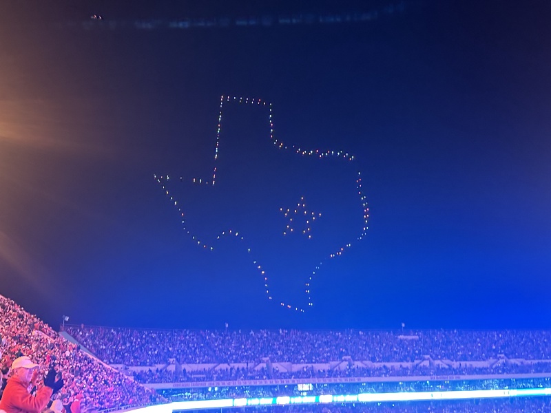 2023/09(September)/UT-Football/800x600_2023-11-24-UT-Football-70-drone-show.JPG