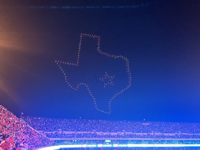 2023/09(September)/UT-Football/800x600_2023-11-24-UT-Football-72-drone-show.JPG