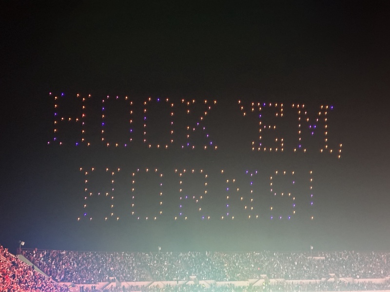 2023/09(September)/UT-Football/800x600_2023-11-24-UT-Football-74-drone-show.JPG