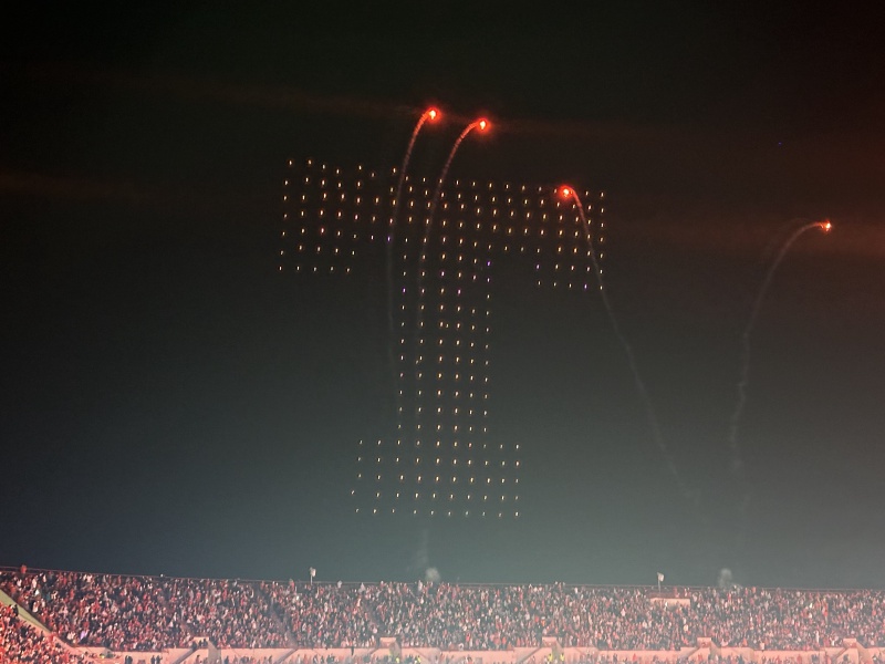 2023/09(September)/UT-Football/800x600_2023-11-24-UT-Football-78-drone-show.JPG