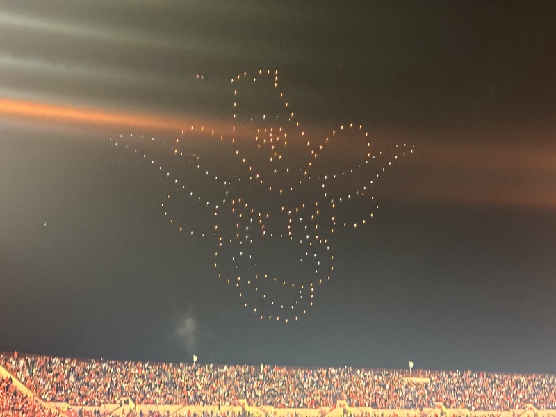 2023/09(September)/UT-Football/800x600_2023-11-24-UT-Football-80-drone-show.JPG