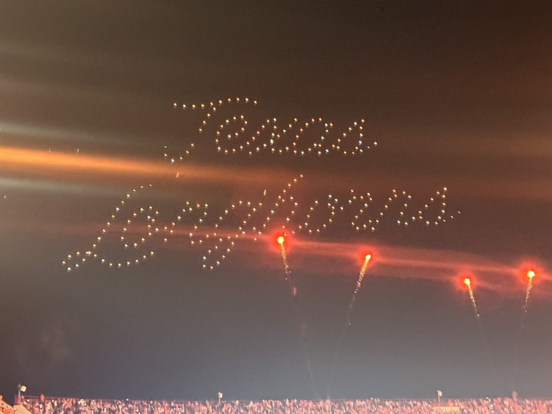 2023/09(September)/UT-Football/800x600_2023-11-24-UT-Football-81-drone-show.JPG