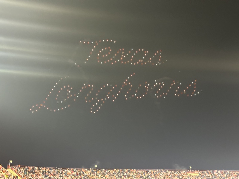 2023/09(September)/UT-Football/800x600_2023-11-24-UT-Football-88-drone-show.JPG