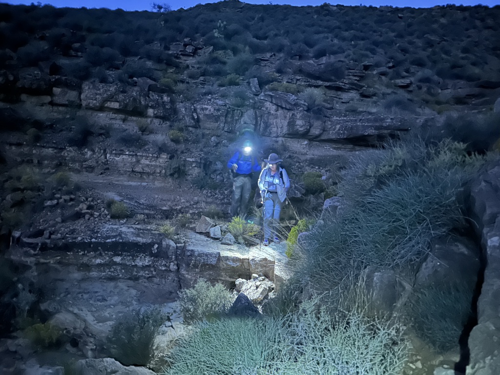 2023-10-07-Grand-Canyon-121-Carl-Suzi-hiking-early-morning.JPG