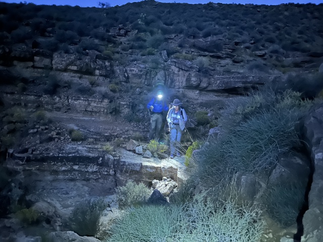 2023-10-07-Grand-Canyon-121-Carl-Suzi-hiking-early-morning.JPG