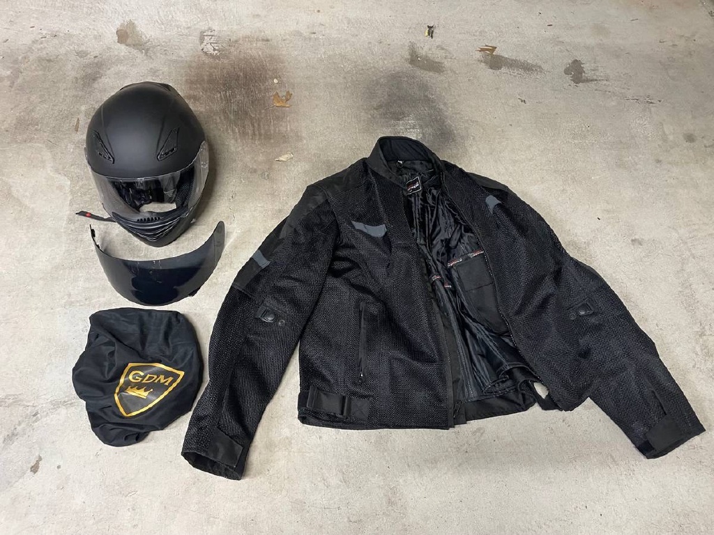 2023-10-20-Metacycle-11-helmet-jacket.JPG