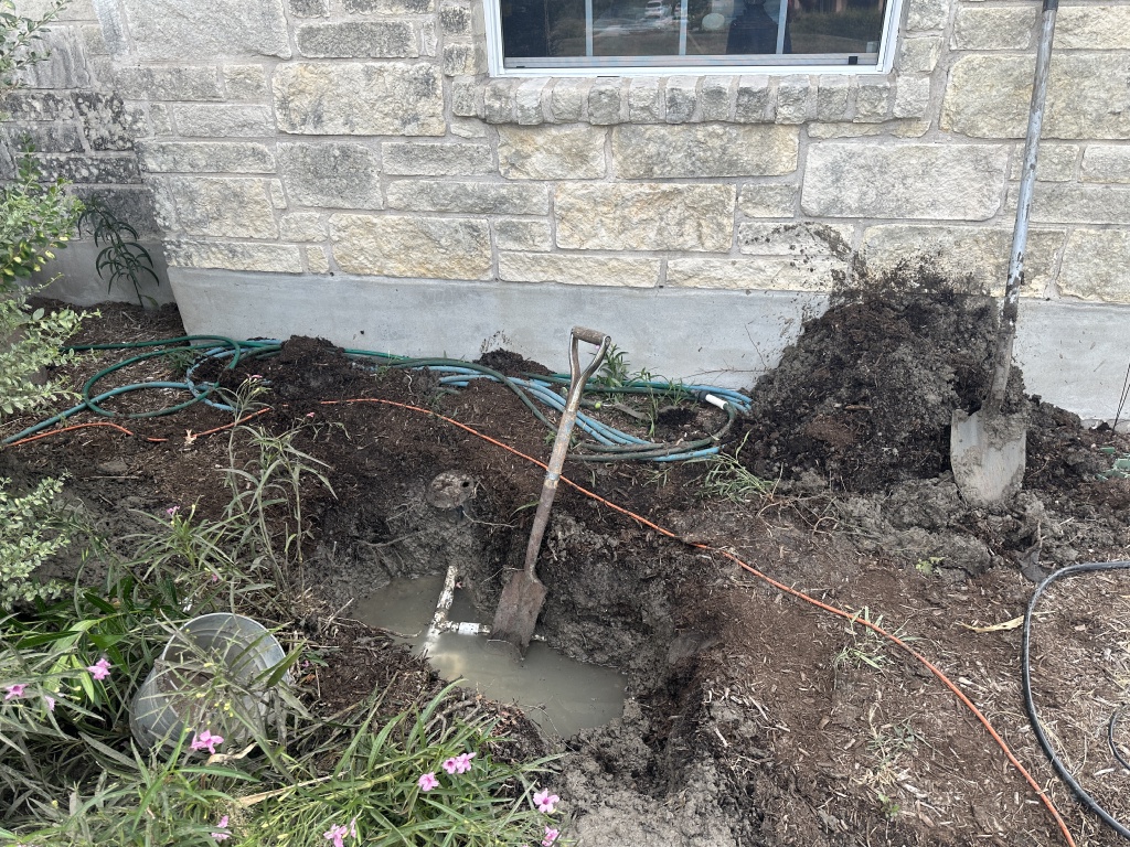 2023/10(October)/Water-Leak-front-yard/1024x768_2023-10-02-Water-Leak-Hutto-front-yard-02.JPG