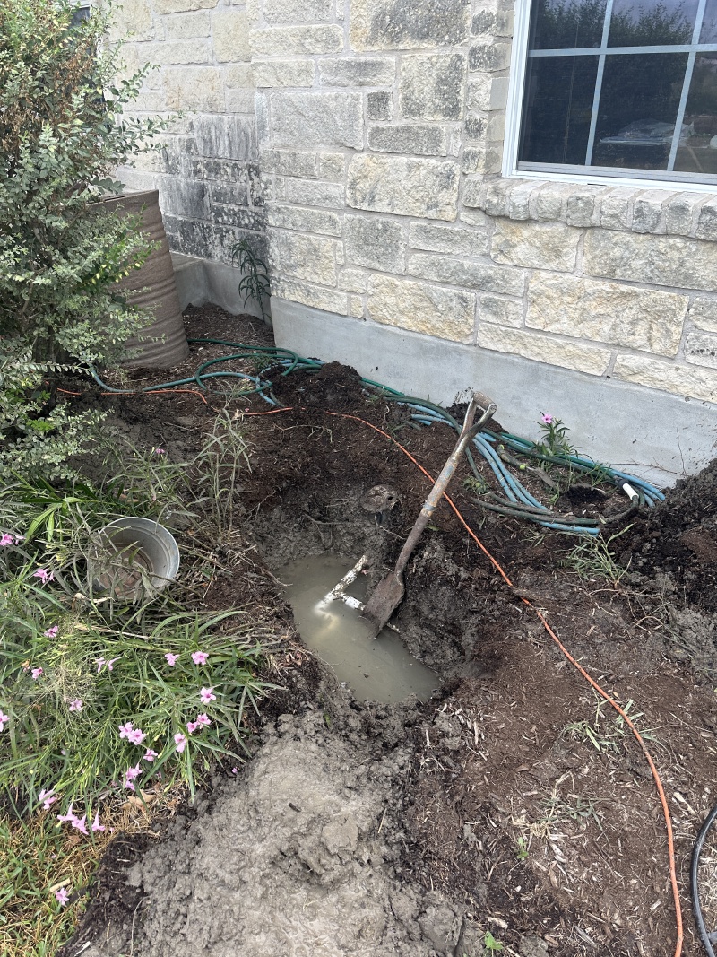 2023/10(October)/Water-Leak-front-yard/2023-10-02-Water-Leak-Hutto-front-yard-01.JPG
