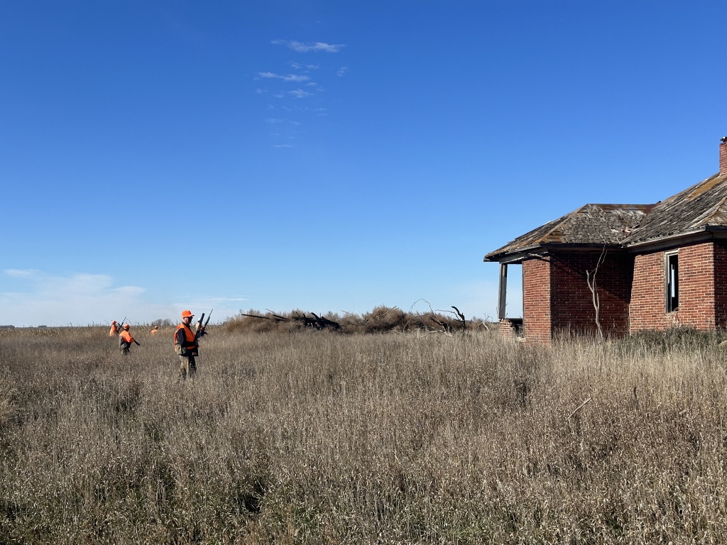 2023-11-06-SD-Pheasant-Hunting-13-Mike-Rose-dead-battery-house.JPG
