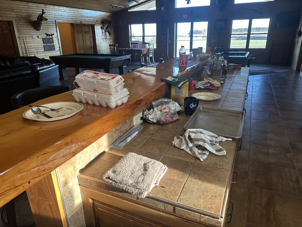2023/11(November)/Pheasant-Hunting-SD/1024x768_2023-11-10-SD-Pheasant-Hunting-65-mess-from-other-renters.JPG