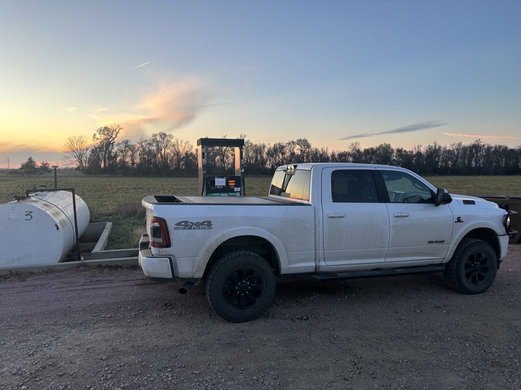 2023/11(November)/Pheasant-Hunting-SD/1024x768_2023-11-10-SD-Pheasant-Hunting-67-diesel-fill-up.JPG