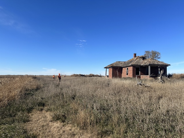 2023-11-06-SD-Pheasant-Hunting-12-Mike-Rose-dead-battery-house.JPG