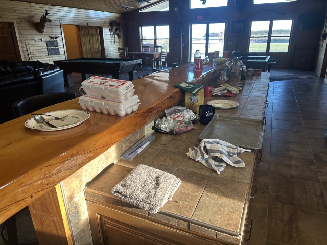 2023/11(November)/Pheasant-Hunting-SD/640x480_2023-11-10-SD-Pheasant-Hunting-65-mess-from-other-renters.JPG