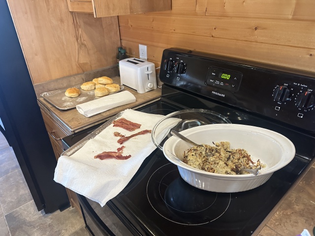 2023/11(November)/Pheasant-Hunting-SD/640x480_2023-11-10-SD-Pheasant-Hunting-66-mess-from-other-renters.JPG