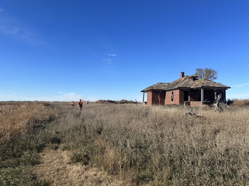 2023/11(November)/Pheasant-Hunting-SD/800x600_2023-11-06-SD-Pheasant-Hunting-12-Mike-Rose-dead-battery-house.JPG