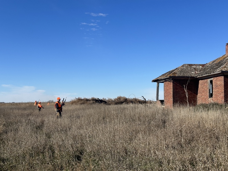 2023-11-06-SD-Pheasant-Hunting-13-Mike-Rose-dead-battery-house.JPG