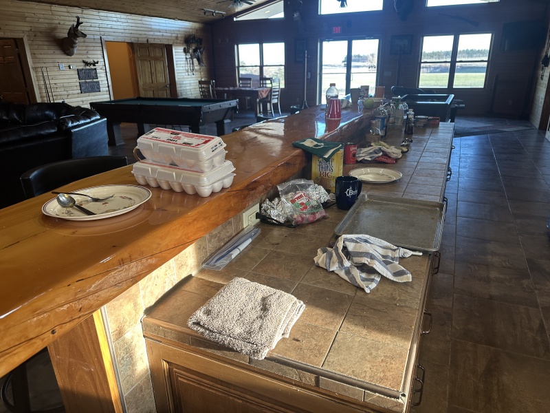 2023-11-10-SD-Pheasant-Hunting-65-mess-from-other-renters.JPG