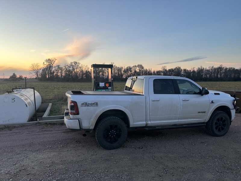 2023/11(November)/Pheasant-Hunting-SD/800x600_2023-11-10-SD-Pheasant-Hunting-67-diesel-fill-up.JPG