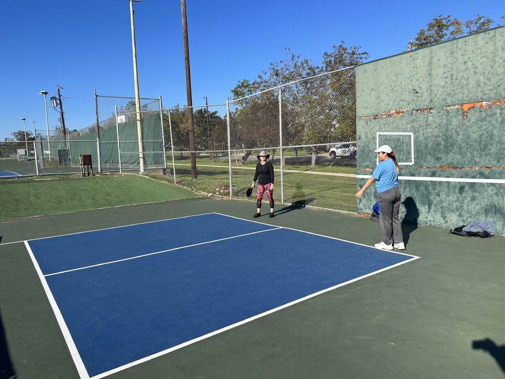 2023/11(November)/Thanksgiving/1024x768_2023-11-24-Thanksgiving-81-Pickleball-Suzi-Bianca.JPG