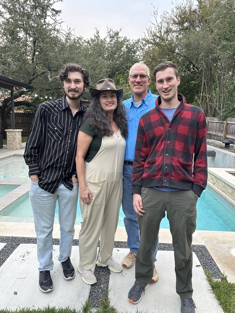 2023/11(November)/Thanksgiving/800x600_2023-11-23-Thanksgiving-59-Dax-Suzi-Travis-Chance.JPG