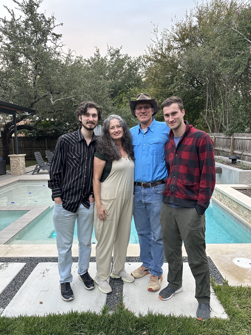 2023/11(November)/Thanksgiving/800x600_2023-11-23-Thanksgiving-60-Dax-Suzi-Travis-Chance.JPG