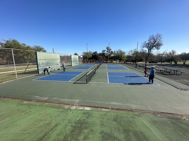2023/11(November)/Thanksgiving/800x600_2023-11-24-Thanksgiving-84-Dax-Chance-Suzi-Bianca-Pickleball.JPG