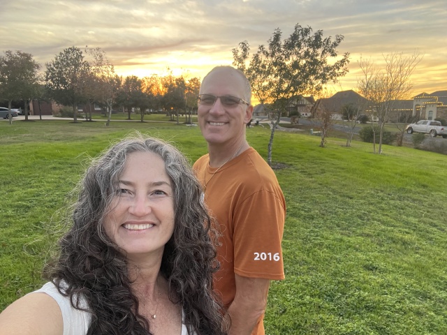2023/12(December)/Misc/640x480_2023-12-02-Suzi-Travis-sunset.JPG
